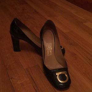 Black patent Ferragamo pumps.